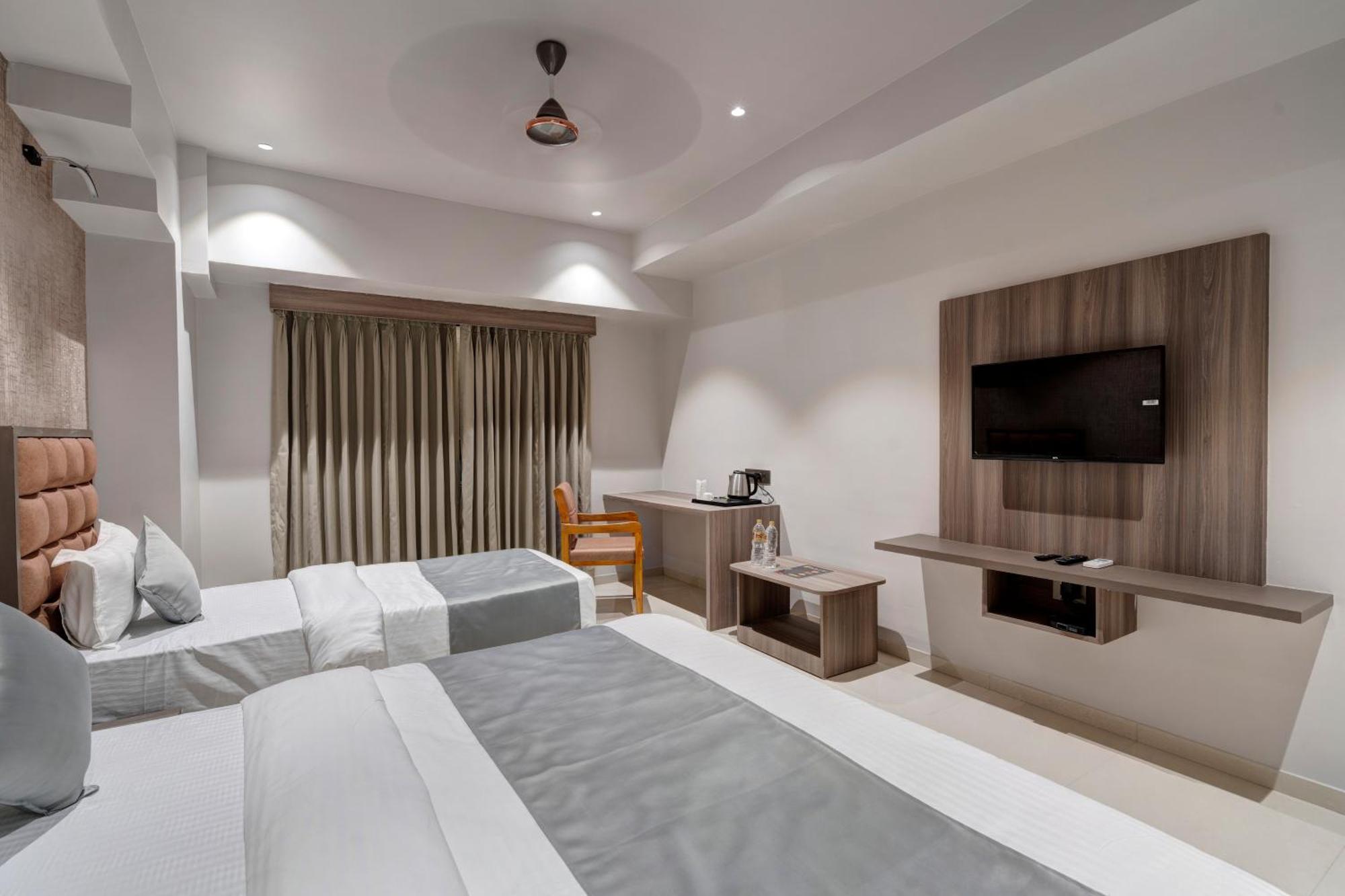 Hotel Sparsh Divine Ahmedabad Ngoại thất bức ảnh