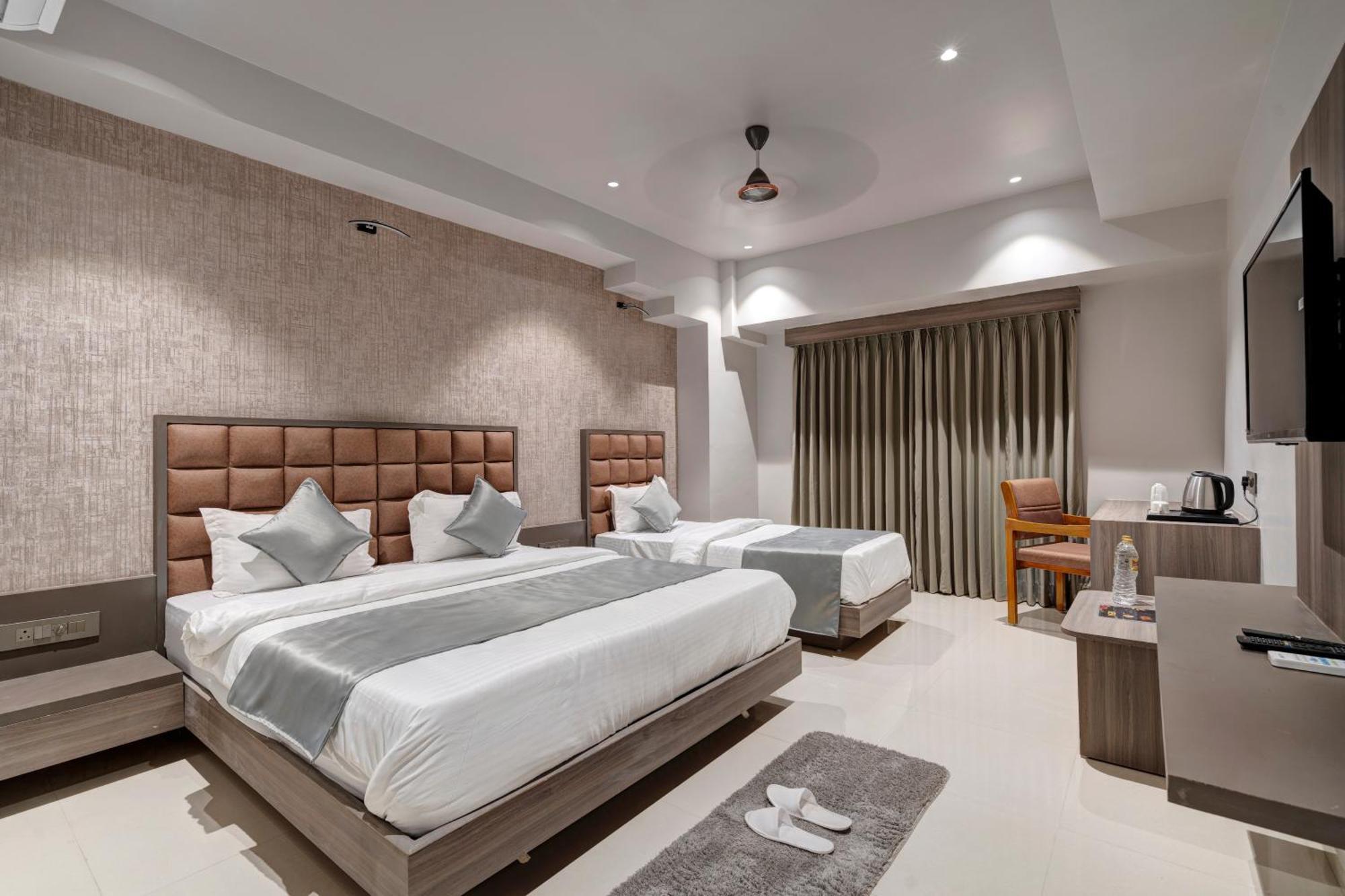 Hotel Sparsh Divine Ahmedabad Ngoại thất bức ảnh