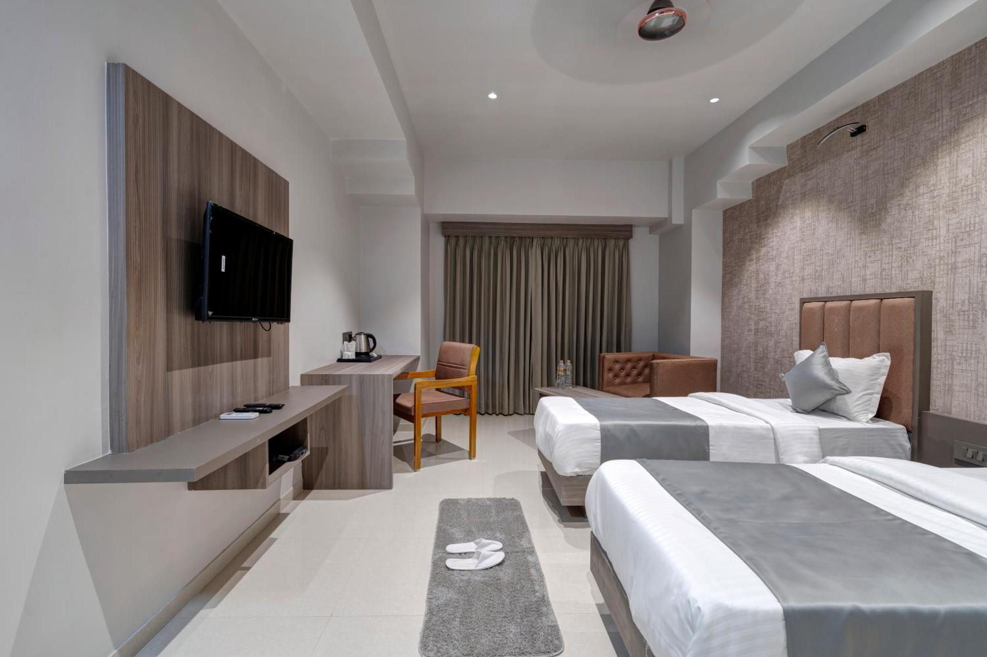 Hotel Sparsh Divine Ahmedabad Ngoại thất bức ảnh