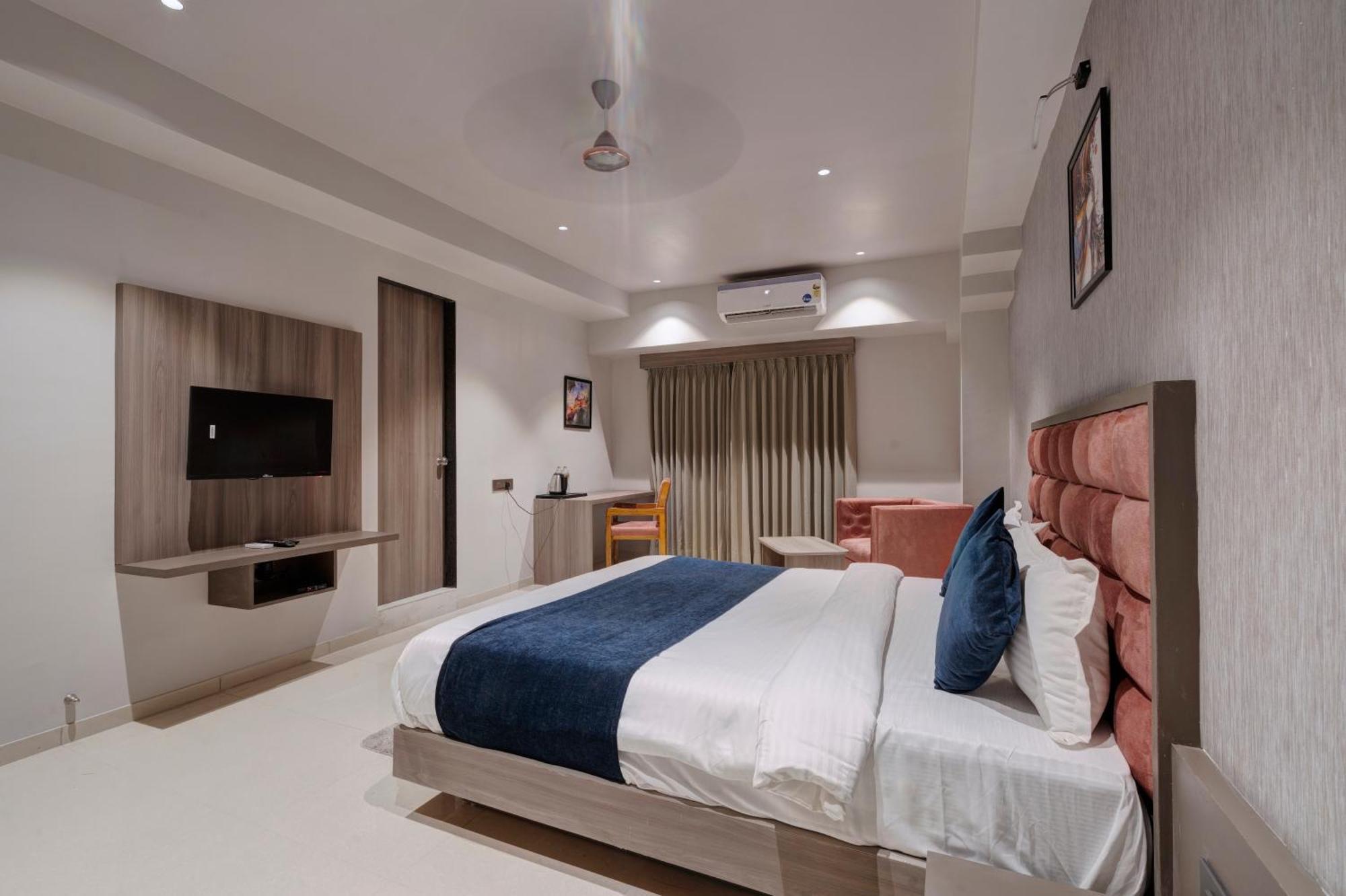 Hotel Sparsh Divine Ahmedabad Ngoại thất bức ảnh